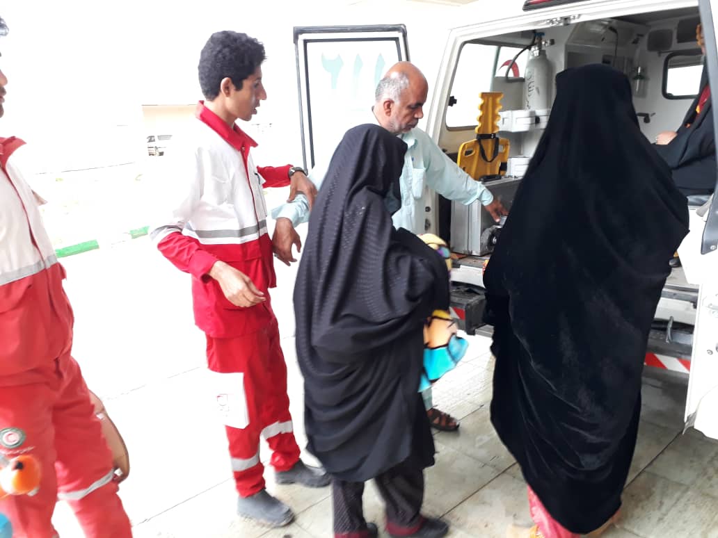 اعزام دو زن بیمار توسط نیروهای امدادی و اورژانس دلگان به مراکز درمانی ایرانشهر