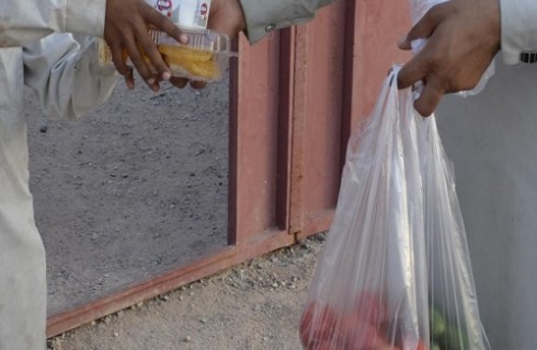 کمک به نیازمندان در وقت افطار/توزیع ۷۰ بسته مواد غذایی به همت جوانان بلوچ