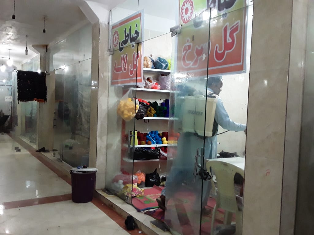 ضدعفونی مغازه های سطح شهرستان دلگان توسط بسیجیان