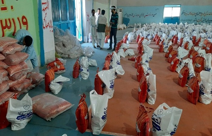 توزیع ۸۳۶ بسته مواد غذایی بین نیازمندان دلگان/ کمک ۱۸ میلیارد ریالی سپاه به آسیب دیدگان ناشی از کرونا