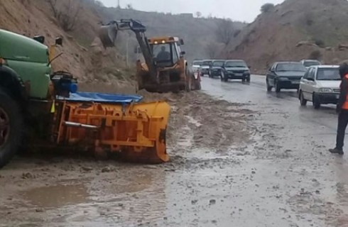 بازگشایی محورهای مواصلاتی مسدود شده بر اثر بارش باران در مهرستان