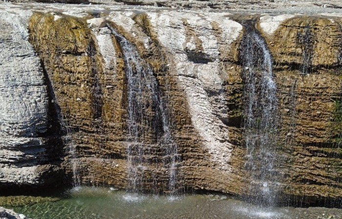 آبشاری زیبا و شگف‌انگیز که در سیستان و بلوچستان خودنمایی میکند/ اسفند همیشه پرآب و جاری