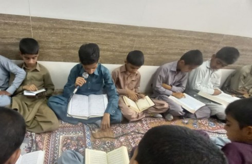 محفل انس با قرآن کریم کودکان و نوجوانان در روستای آذرآباد دلگان