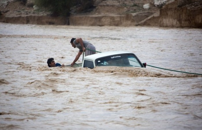 نجات سرنشینان دو خودرو گرفتار در سیلاب شهرستان دلگان/امدادرسانی به ۱۰ خودرو