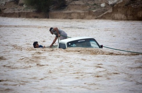 نجات سرنشینان دو خودرو گرفتار در سیلاب شهرستان دلگان/امدادرسانی به ۱۰ خودرو